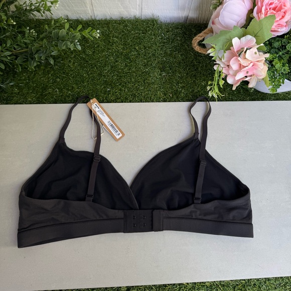 SKIMS FITS EVERYBODY CROSSOVER BRALETTE
STYLE: BR-TRI-0235
COLOR ONYX SIZE:L NWT - Picture 8 of 9